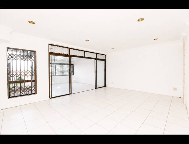 3 BEDROOM TOWNHOUSE FOR SALE IN ESSENWOOD